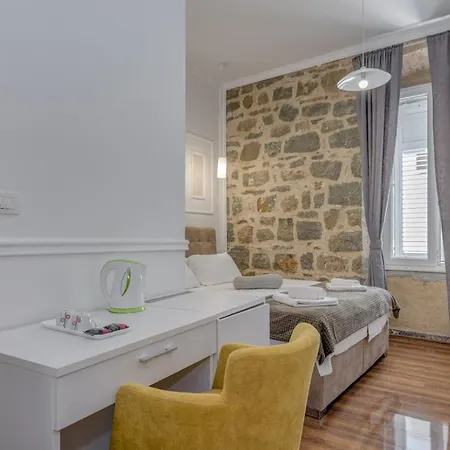 Lorenzzo Diocletian's Palazzo Storico מלון