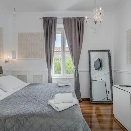 מלון Lorenzzo Diocletian's Palazzo Storico 4*